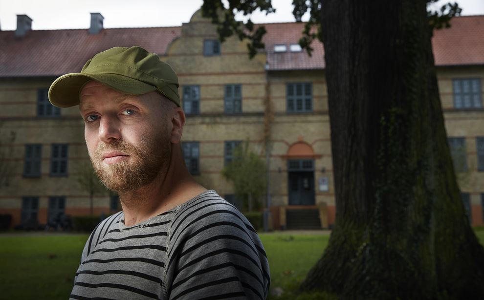 Keld Johansen står under et træ i haven ved det psykiatriske hospital i Risskov, hvor han blev overfaldet